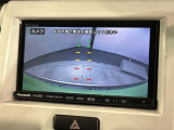 リバースギアに入れるだけで後方の表示へ切り替わります。夜間や雨の日の駐車も楽になりますよ。