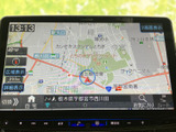 高精細な地図表示で、道に迷う心配はありません。スムーズなルート案内で、目的地まで快適にお届けします。渋滞情報も確認でき、効率的な移動を支援します。