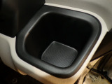 運転席の届きやすいところにドリンクホルダーがついています。視線をそらすことなく手に取れるので運転に集中できて安心ですね。