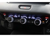 運転席と助手席の温度設定の変更が可能な左右独立タイプのデュアルエアコンです♪♪♪暑がりな人・寒がりな人も誰もが車内を快適にお過ごしいただけます♪♪♪