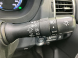 操作しやすい位置に配置されたレバーで、確実な合図が可能。安全運転をサポートする、重要な機能です。