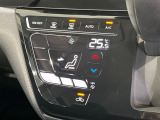 【オートエアコン】一度お好みの温度に設定すれば、車内の温度を検知し風量や温度を自動で調整。暑い&hellip;寒い&hellip;と何度もスイッチ操作をする必要はありません。快適な車内空間には必須の機能ですね♪