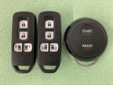 スマートキー付きですからドアロックの開閉およびエンジンスタートが楽々です。電動スライドドアの開け閉めもボタンで操作できます。加えて、純正リモコンエンジンスターター用の操作キーもついています。