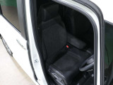 程よい硬さとホールド性が高いシートで長時間運転も快適です。