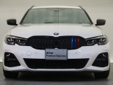 【キドニーグリル】BMWの代名詞。一目見ただけでBMWであると認識できる確固たるアイコンとして存在感を放ちます。