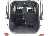 サードシートを跳ね上げれば、セカンドシートに人が乗っていても荷物を十分に積めます。
