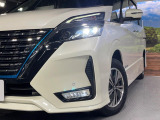 【LEDヘッドライト】悪天候や夜間走行時も良好な視界を確保し安心して運転できる高輝度LEDヘッドライトを装備!点灯速度が早く、消費電力も抑えられています。