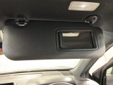 バニティーミラーが付いています。女性にうれしい装備ですね!