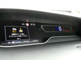 横長のメーターにはカラー表示のマルチインフォメーションディスプレイ。燃費やなどの車両情報に、安全装置の設定など多くの情報を一目で確認できます。