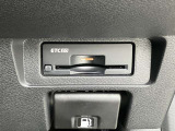 ETC車載器付きです♪高速道路をスイスイと通過!で、キャシュレス!クルマは料金所をノンストップで通過することができます☆