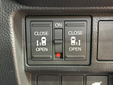 【両側パワースライドドア】スマートキーや運転席のスイッチで後席両側スライドドアの開閉が可能♪電動だから力を入れてドアを開ける必要が無く、小さなお子様でも簡単に開け閉めでき快適です♪