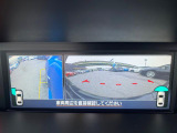 【フロント&サイドカメラ】ドライバーから見にくい死角部分を映像で確認できる前方と左側面にカメラを装着。見通しがきかない場所や住宅密集地などを運転することが多い人におすすめの安心装備です。
