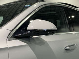 死角検知警告システムが装備されており、車線変更の際、死角に入る車両の検知、警告を行います。また、サイドミラー内部のインジケータが点灯し、危険の促しをしています。
