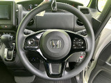 握りやすいステアリングは、運転の操作性を高めます。スムーズなハンドリングで、快適なドライビング体験を味わえます。操作感も良好です。