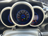 視認性の高いメーター類で、運転に必要な情報を的確に把握できます。落ち着いたデザインが、運転に集中できる空間を演出します。