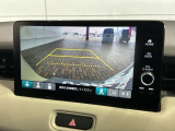 リバースギアに入れるだけで後方の表示へ切り替わります。夜間や雨の日の駐車も楽になりますよ。