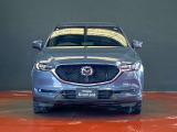 マツダCX-5のフロントマスクは、立体感のあるグリルと精悍なヘッドランプが上質な存在感を演出します。魂動デザインによる洗練された風格と力強さを兼ね備えた姿を、ぜひ店頭でお確かめください。