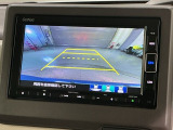 リバースギアに入れるだけで後方の表示へ切り替わります。夜間や雨の日の駐車も楽になりますよ。