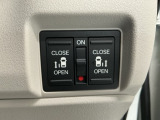 【両側パワースライドドア】両側がパワースライドドアになっており、運転席のスイッチやスマートキーでも開閉が可能です!開口部も広いので乗り降りも楽々♪