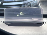 【ヘッドアップディスプレイ(HUD)】フロントウインドウガラスに走行情報を投影します。運転中の目線と重なるように表示されるので、少ない視線移動で速度が確認できるので、 ドライビングに集中できます!