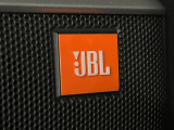 【JBLサウンドシステム】メーカーオプションの高品位サウンドシステムを搭載。専用のチューニングが施された大小様々なスピーカーから良質なサウンドが奏でられ、臨場感あふれる音響空間を演出します。