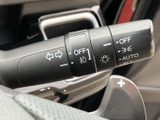 操作しやすいウインカーレバーで、安全な車線変更をサポート。オートリターン機能も搭載し、運転の負担を軽減します。操作感も確かです。