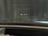 ヘッドアップディスプレイ付きで、目線を変えることなく走行速度やナビ案内を見ることが可能です。