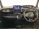 車内は光触媒抗菌消臭施工済です。スタイリッシュなデザインでスポーティなインパネ周りを演出します。グローブボックスやカップホルダーのほかにトレーなどたくさんの収納スペースが付いています。