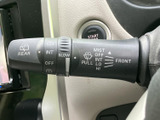操作しやすいウインカーレバーで、安全な車線変更をサポート。ヘッドライトの点灯・切替もスムーズに行えます。運転操作を快適にします。