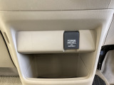 アクセサリーソケットはUSBのアダプターなどをつければ、スマホの充電にも使えます。周辺には物が置けるボックスがついています。