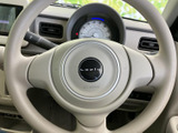 握りやすいステアリングは、運転の楽しさを高めます。操作性にも優れており、スムーズなハンドリングをサポート。快適なドライビングをサポートします。