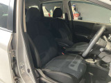 運転席まわりです。運転席からの視界が左右に広く隅々まではっきりと見渡せます!クルマの前端も把握しやすく安心して運転できます!