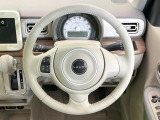 インテリアに合わせたデザインのステアリングは、運転される方のことも考え、運転しやすい形状、大きさです。是非一度、実際に触ってお確かめください。