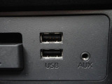 CD/DVD再生プレーヤーとフルセグTVチューナーを装備しています。また、USB端子も備えています。