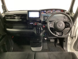 車内は光触媒抗菌消臭施工済です。インパネ周りはスタイリッシュなデザインで機能や装備も充実しています。グローブボックスやカップホルダーのほかにトレーなどたくさんの収納スペースが付いています。
