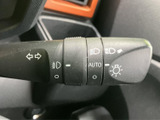 操作しやすいウインカーレバーは、スムーズな車線変更をサポート。オートリターン機能も搭載されており、運転の負担を軽減します。