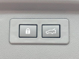 【パワーバックドア】スマートキーや運転席のボタンを押すだけでリアゲートが自動で開閉します!荷物を持っている時や、高い位置にあるバックドアを閉める際に便利な機能です♪
