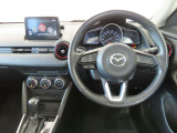 運転席に座った瞬間から走りの高揚感を高めるコクピットデザイン。手元で直感的に操作できるスイッチ類と視認性に優れたメーター配置で、人と車の一体感(人馬一体)を演出する上質な運転空間です。