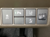 ハンドルの右側にはヘットライトリベライザーとHondaセンシング用のメインスイッチがついています。ヘッドライトリベライザーは道路状況や積荷の加重に応じてライトの高さを調節できます。
