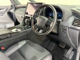 車内は清潔感のある印象です。日常使いでも快適にお乗りいただけます。インテリアの質感も向上しており、気持ちよくお使いいただける一台です。