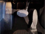 【ペダル】BMWはオルガン式アクセルペダルを採用しています。踏み込む足とペダルが同じ軌跡を描くため、かかとがずれにくく、アクセルコントロールがよりしやすくなるメリットがあります。