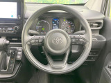 インテリアに合わせたデザインのステアリングは、運転される方のことも考え、運転しやすい形状、大きさです。是非一度、実際に触ってお確かめください。
