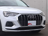 ●一目でAudiとわかる特徴的なシングルフレームグリル・LEDランプ。精悍なフロントマスクからAudiのスマートで上品なブランドを連想させてくれます。女性にも大変ご好評頂いております。