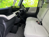 運転に必要な情報が視認しやすい、機能的な運転席。快適なドライビングをサポートする、使いやすい空間です。