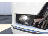 クルマに近い位置をワイドに照らすLEDフォグライトを装備。シャープな光と低消費電力でドライブをサポートするのと共にワイド&ローな印象も高めます。