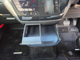 インストセンタースライドトレイ(カップホルダー付)。