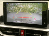 後方確認をサポートするモニター画面。駐車時の安全性向上に貢献します。運転に自信がない方にもおすすめの機能です。