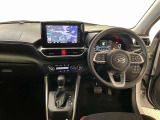 運転席周りのレイアウトをご覧ください。ナビゲーションが綺麗に装着されすっきり収まってますね!