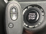 【キーレススタートシステム】カバンやポケットに入れたままでもドアの施錠・解錠が可能なスマートキーを装備。エンジンのオン・オフ時もカギを取り出す必要が無いからとっても便利です♪