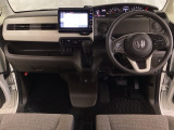 車内は光触媒抗菌消臭施工済です。インパネ周りはスタイリッシュなデザインで機能や装備も充実しています。グローブボックスやカップホルダーのほかにトレーなどたくさんの収納スペースが付いています。